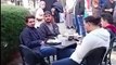 İzmit'te kalabalık grup, ünlü kahve zincirinde oturan müşterilere tepki gösterip kahvelerini döktü