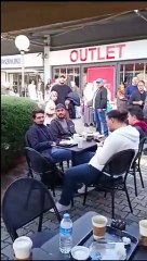 İzmit'te kalabalık grup, ünlü kahve zincirinde oturan müşterilere tepki gösterip kahvelerini döktü