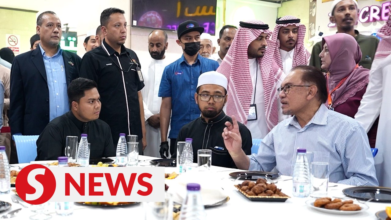 PM Anwar meets with umrah pilgrims and students over supper during Makkah trip
