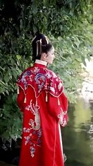 Smiling beauty in ancient costume  古裝笑容美女  Belleza sonriente en traje antiguo