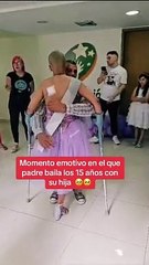 Quinceañera con cáncer baila vals con su padre en el hospital