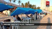 A pesar de los daños, turistas regresan a Playa Papagayo en Acapulco tras huracán 'Otis'