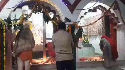 जबलपुर: दिवाली की रात प्राचीन लक्ष्मी मंदिर में उमड़ी भीड़, लोगों ने दीपक जलाकर मांगा आशीर्वाद