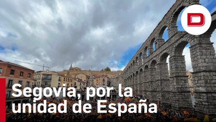 El himno de España resuena ante el Acueducto en contra de la amnistía