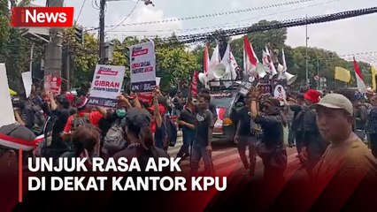 Bawa Peti Mati dan Keranda, Ratusan Massa APK Gelar Unjuk Rasa di Dekat Kantor KPU