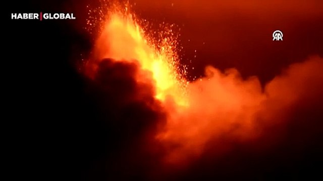 İtalya'da Etna Yanardağı lav ve kül püskürttü! O anlar kamerada