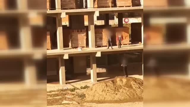 Çocukların tehlikeli oyunu: İnşaatın 2. katından kumun üzerine böyle atladılar