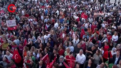 Özgür Özel konuşurken ezan okundu: Bakın ne yaptı?