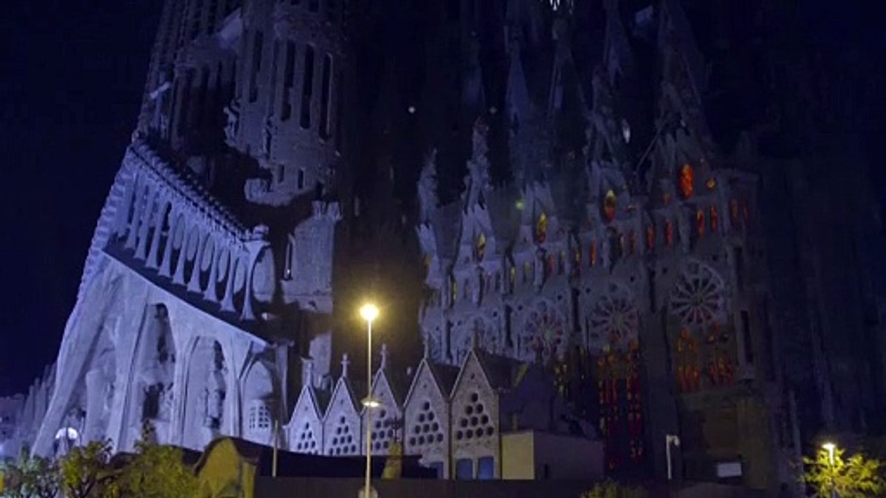 Zwei neue Türme der Sagrada Família in Barcelona erstmals beleuchtet