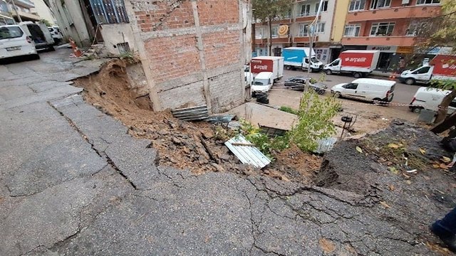 İstinat duvarı çöktü, 3 bina boşaltıldı