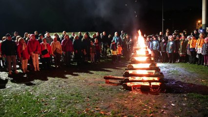 Watra Patriotyczna przy ognisku na kolbuszowskim stadionie