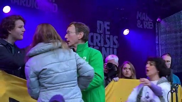 Amsterdam'daki iklim eyleminde bir kişi, Filistin'e destek konuşması yapan Greta Thunberg'in elinden mikrofonu almaya çalıştı