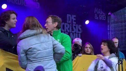 Amsterdam'daki iklim eyleminde bir kişi, Filistin'e destek konuşması yapan Greta Thunberg'in elinden mikrofonu almaya çalıştı