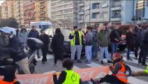Attivisti di Ultima Generazione in azione: bloccato il traffico in viale Lucania