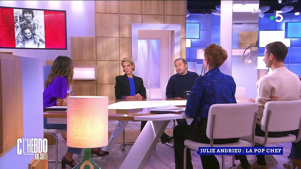 Julie Andrieu revient sur son enfance, lorsqu'elle a été élevée seule par sa mère l'actrice Nicole Courcel, dans "C l'hebdo, la suite".