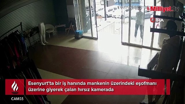 Esenyurt’ta bir iş hanında mankenin üzerindeki eşofmanı üzerine giyerek çalan hırsız kamerada