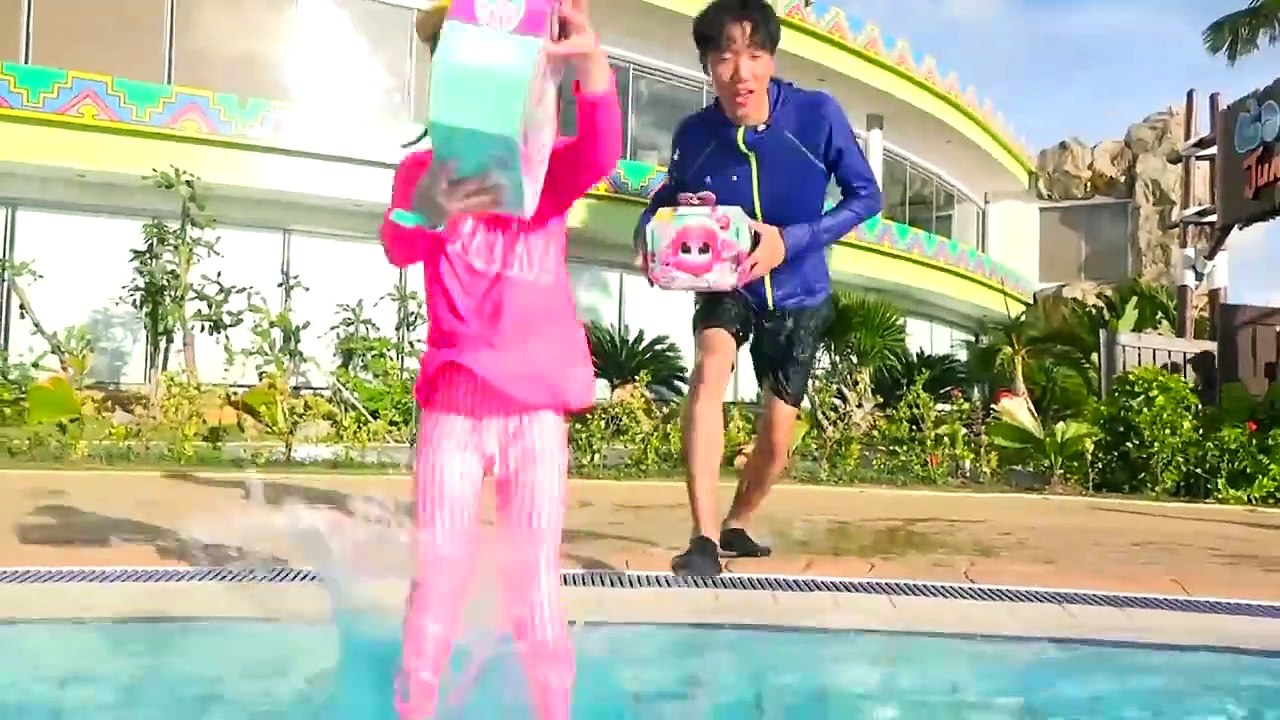 Si Boram Main AIR DI KOLAM RENANG Kids Playing Water and Slide In The Swimming Pool