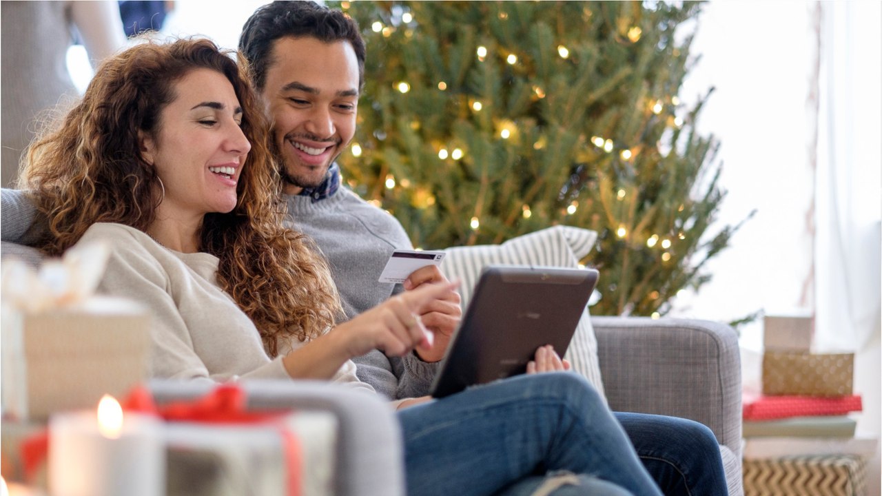 Umfrage: Viele Verbraucher wollen bei Weihnachtsgeschenken sparen