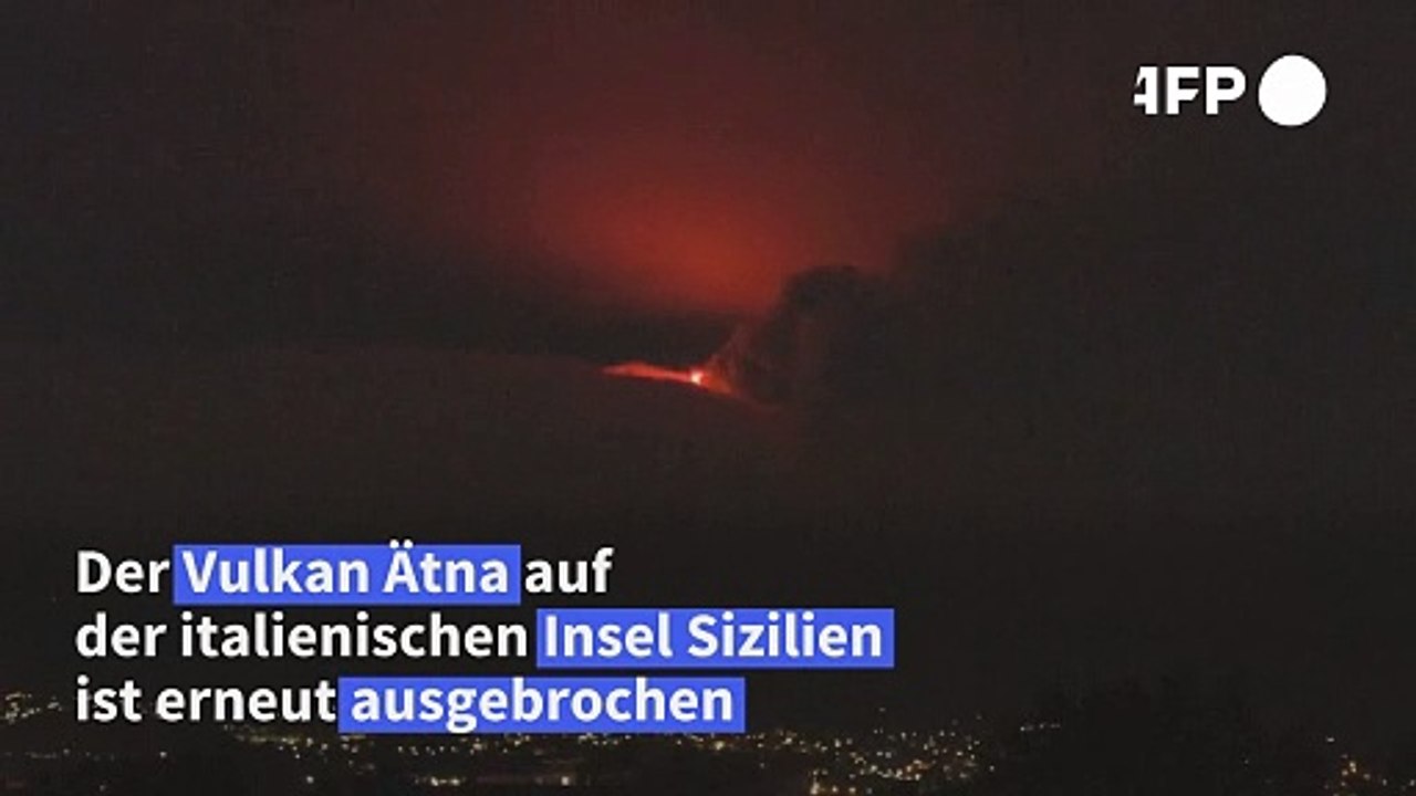 Vulkan Ätna in Italien spuckt Feuer