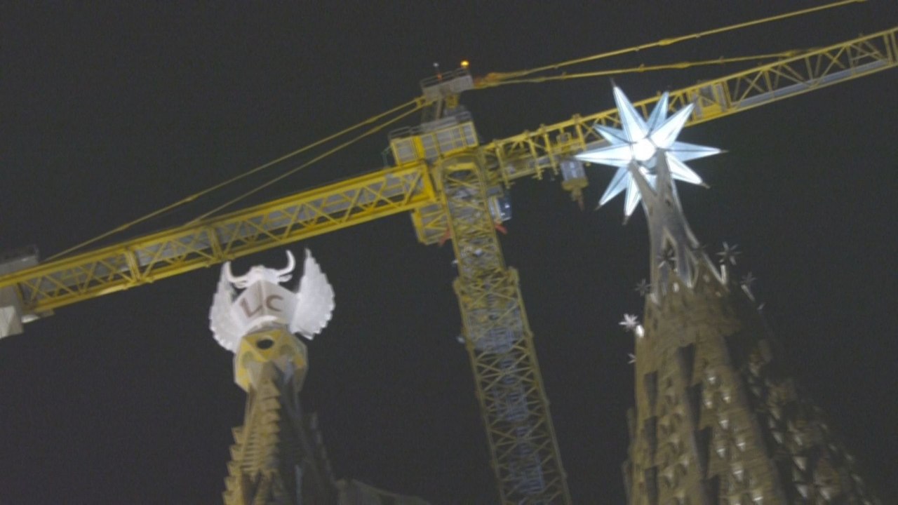 La Sagrada Familia de Barcelone illumine ses nouvelles tours