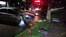 Condutor sai da pista e bate violentamente contra árvore na Rua Minas Gerais