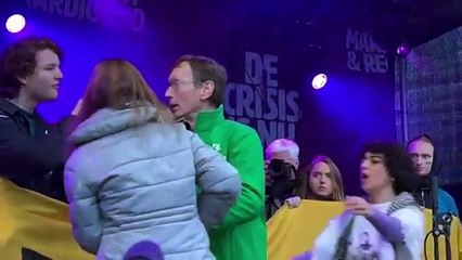 Homem invade palco e \'rouba\' microfone a Greta Thunberg em discurso