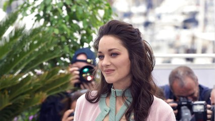 GALA VIDEO - Marion Cotillard “pas à l’aise avec son corps” : “On a tous des complexes”