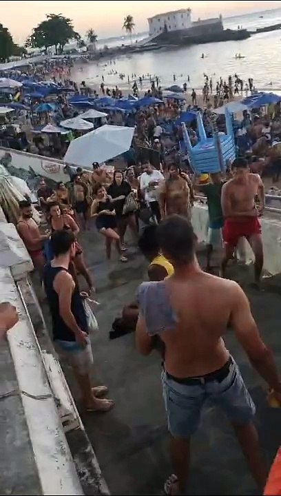 Briga entre mulheres termina com uma delas nua e a outra ‘careca’; assista