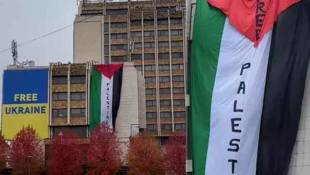 Kosova’nın tarihi oteline dev Filistin bayrağı asıldı