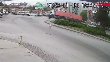 İzmir’de virajı alamayan tır devrildi: O anlar kamerada