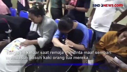 Isak Tangis Pelaku Tawuran di Kampung Rawa saat Minta Maaf Sambil Basuh Kaki Orang Tua