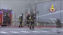 Incendio in un noto stabilimento, a fuoco un carrello elevatore