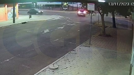 Veja momento do acidente entre Peugeot e Celta no Centro