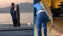 Alanya'da amatör balıkçı oltayla tuttuğu 160 santimetrelik ‘Akya’yı zor taşıdı