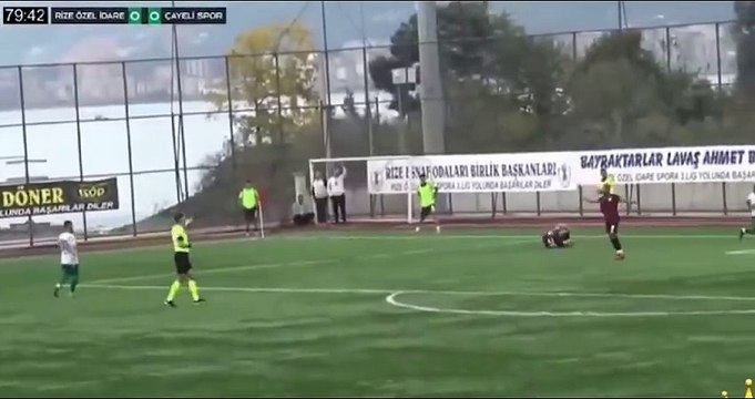 Yeşil sahalar böyle protesto görmedi! Hakemin kararını beğenmeyen futbolcular bakın ne yaptı?