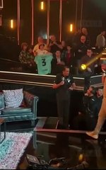 Mientras Shakira factura, Piqué cae al vacío... literalmente