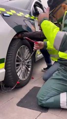 La Guardia Civil explica cómo se colocan las cadenas para circular en coche por la nieve