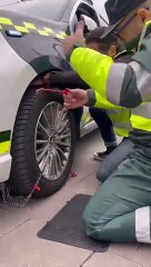 La Guardia Civil explica cómo se colocan las cadenas para circular en coche por la nieve