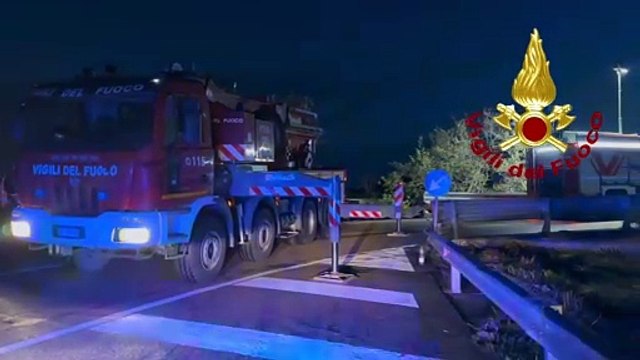 Puglia: auto con due giovani precipita in una scarpata dalla Statale 16, tragedia sfiorata nel leccese