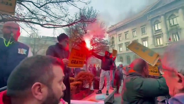 Milano, la protesta dei tassisti davanti a Palazzo Marino
