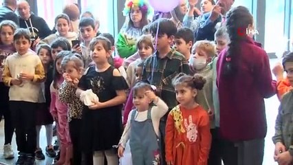 Başakşehir'de Lösemili Çocuklar Haftası'nda anlamlı etkinlik: Havaya balon bırakıp maskelerini çıkarttılar