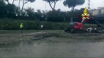 Prato, auto rimosse dal fiume Bisenzio dopo l'alluvione. L'intervento dei vigili del fuoco