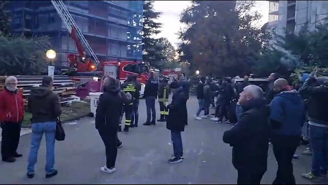 Legnano, senza stipendio da due mesi: operai salgono su una gru per protesta