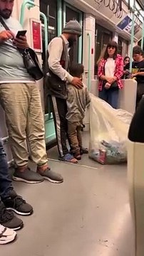 Garibanlık, yokluk var ama o babanın evladına olan sevgi ve şefkati dünyaları versen de alamazsın. Gerçek zenginlik başımızı okşayan bir baba olabilir…