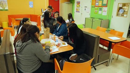 En Texas hay una escuela donde madres adolescentes estudian junto a sus bebés