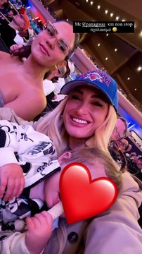 Με sport look και καπέλο: Η Ιωάννα Τούνη πήγε σε αγώνα του NBA με το μικρό Πάρη