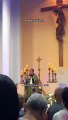 Padre viraliza após cantar música evangélica ‘Ruja o Leão’ em missa