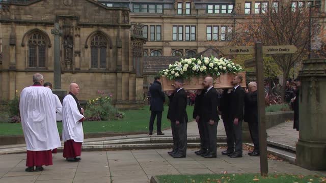 Funérailles de Bobby Charlton - L'arrivée du cercueil à la Cathédrale de Manchester