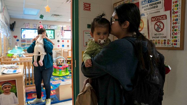 États-Unis : un lycée permet aux mères adolescentes du Texas d'étudier avec leurs bébés 