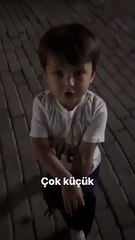 Geleceğin hayvan aktivisti Alpaslan tavuk sevgisini annesine aşılamaya çalışıyor 